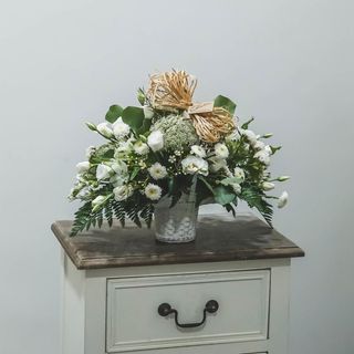 Cesta flores blancas