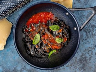 BLACK PASTA SALSA DE TOMATE