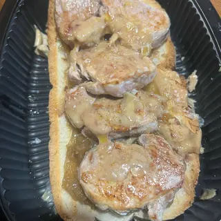 Tostadas De Solomillo De Cerdo, Cebolla Caramelizada y Virutas de Foie