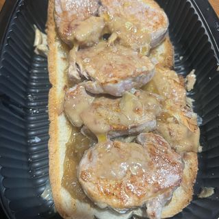 Tostadas De Solomillo De Cerdo, Cebolla Caramelizada y Virutas de Foie