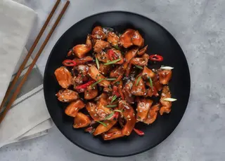 110 Pollo con verdure in salsa piccante