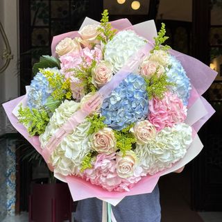 Living for love - Ramo de Hortensias lisianthus  y Minirosas 