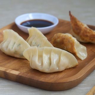 502A.gyoza de cerdo con verduras al vapor