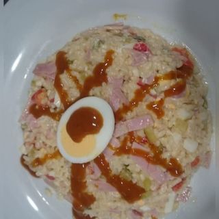 Ensalada Bombay, Sabor del mundo, Arroz Blanco, York, Huevo Cocido, Pepinillo,, Pimiento , Aceite , Vinagre,  Mayonesa Suave y un Poquito de Curry