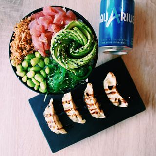 Gyozas de pollo + poke atún + bebida