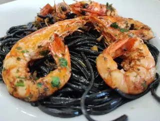 Esparguete Negro com Gambas