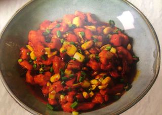 Жареная курица с арахисом и овощами