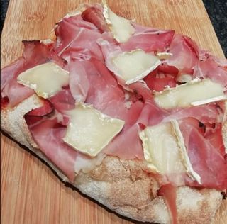 Pinsa Speck E Brie (Blanca)