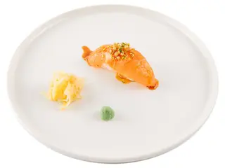 Нігірі з лососем і домашнім унагі (30g)