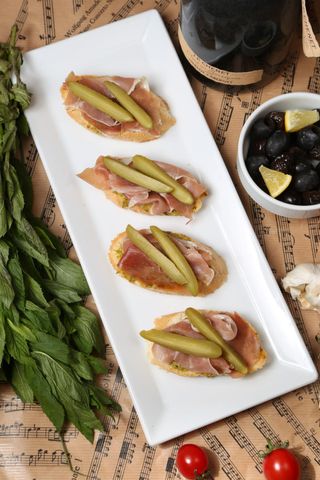 Тапаси с прошуто (120г)