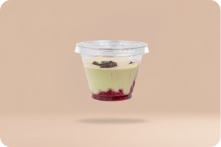 Jogurt matcha z malinami i daktylami