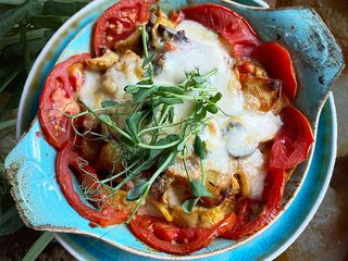 Гратен з куркою зі смаженою картоплею під соусом Дор Блю (350g)