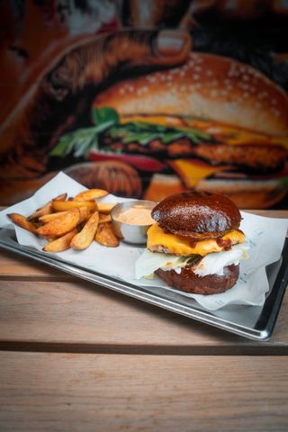 Fresh chicken burger + Картопляні дольки у фритюрі