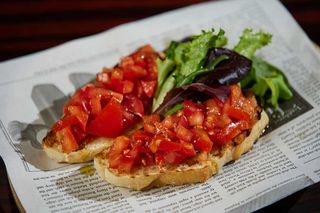 Bruschette cu roșii și burratina