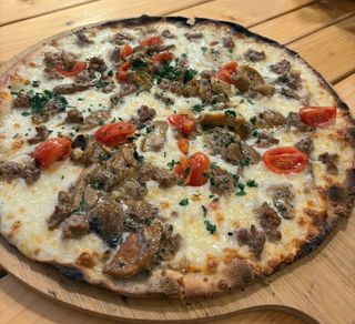 Pizze Bianche Porcini E Salsiccia (33 Cm.)