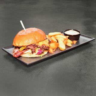 Halloumi Burger cu Cartofi Wedges si Sos