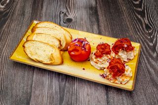 Fasole batuta cu paine prajita