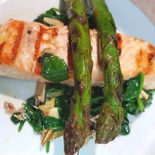 Salmón a La Plancha Con Salsa De Limón y Alcaparras