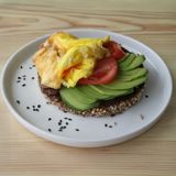 Tostada con aguacate, tomate y tortilla francesa