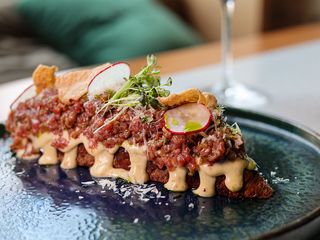 Тартар з яловичої вирізки з трюфельним соусом Айолі (220г)