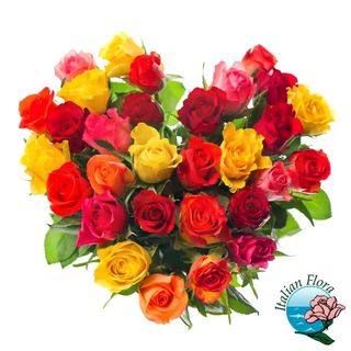 Composizione a forma di cuore con rose colorate