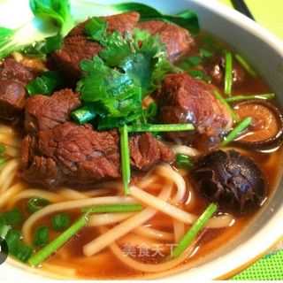 23. Ramen con ternera