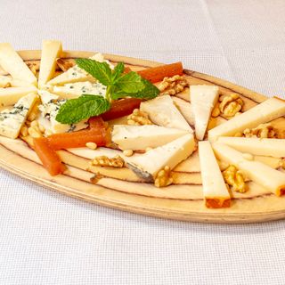 Selección De Quesos Artesanos Con Membrillo Natural Y Frutos Secos