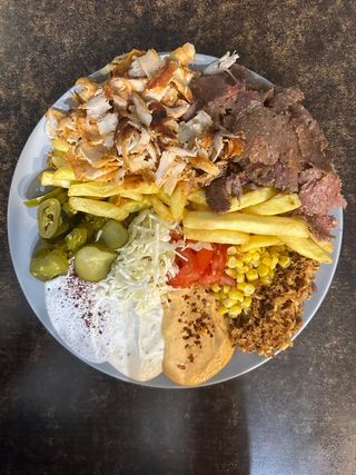 Shaorma mixtă la farfurie