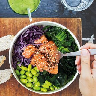 Salmone poké bowl