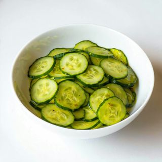 Salata de castraveti acri