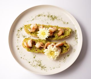 Тост з гуакамоле та креветкою