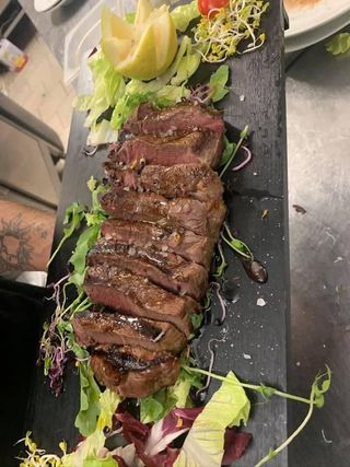 Tagliata con rucola ciliegino scaglie
