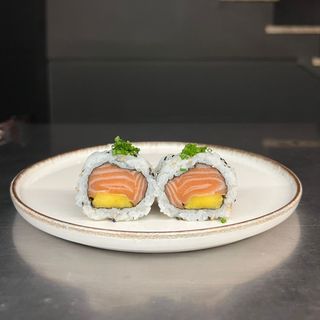 14) Uramaki de salmão e manga (4 pçs)