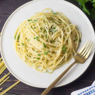 Espaguetis con aceite, ajo y guindilla
