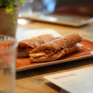 Pollastre, ceba confitada i havarti