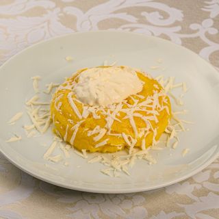 Mămăliguță cu brânză și smântână