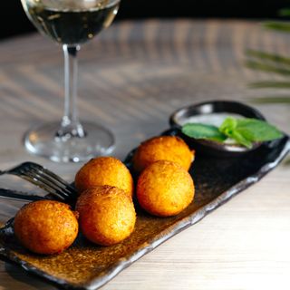 ყველის ბურთულები არაჟნის და ნვირის სოუსით