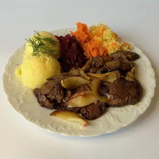 Wątróbka drobiowa z jabłkiem i cebulą