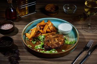 Ceafă de porc marinată la sous vide cu cartofi wedges spicy