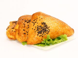 Слойка з куркою, сиром та помідорами (115g)