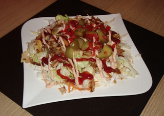 Sałatka z kebabem na sałacie lodowej