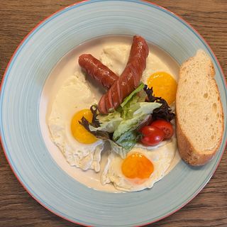 Яєчня з сосисками та томатами черрі