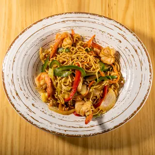 Yakisoba Con Langostinos, Cerdo Y Verduras De Temporada