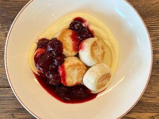 Сирники з заварним кремом та вишневим компоте (280g)