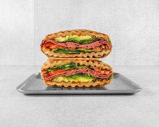 Sandwich De Croissant De Pastrami