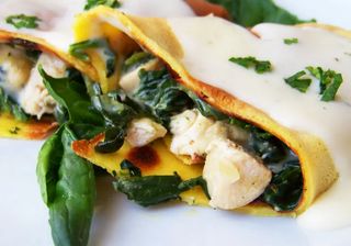 Naleśniki z kurczakiem i szpinakiem sosie czosnkowym