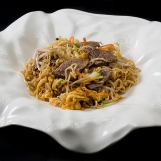 314. Ramen cinese saltati con manzo e verdure
