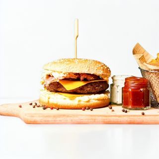 Cheeseburger de vita cu cartofi prajiti