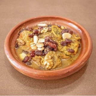 Tajín de cordero con pasas y nueces