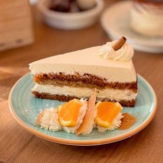 Парче торта Морковена с боровинки (150 гр)